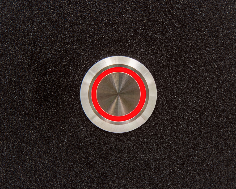 Кнопка металлическая ONPOW LAS1-AGQ-11E/41RGB/24V/S с включенной красной подсветкой