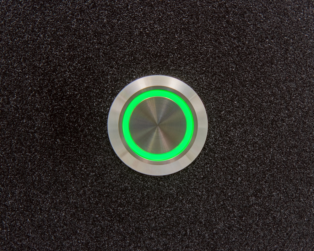 Кнопка металлическая ONPOW LAS1-AGQ-11E/41RGB/24V/S с включенной зеленой подсветкой
