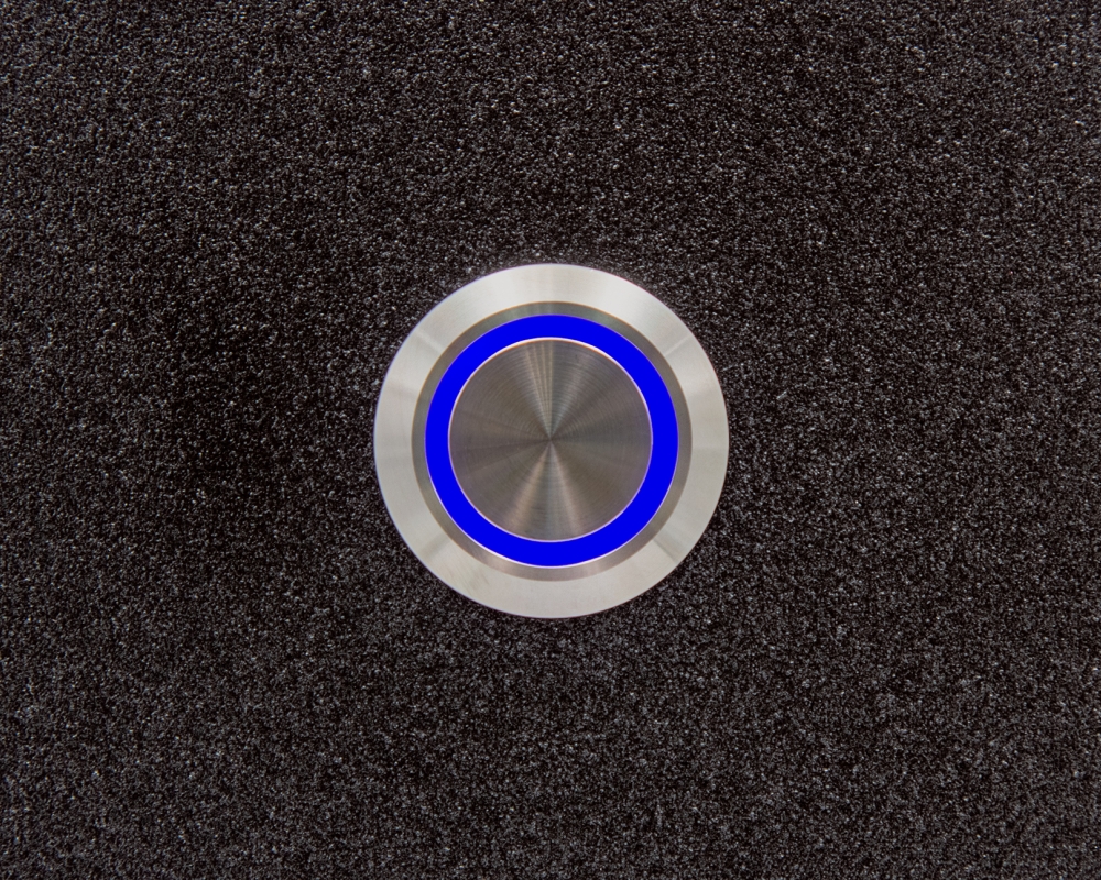 Кнопка металлическая ONPOW LAS1-AGQ-11E/41RGB/24V/S с включенной синей подсветкой