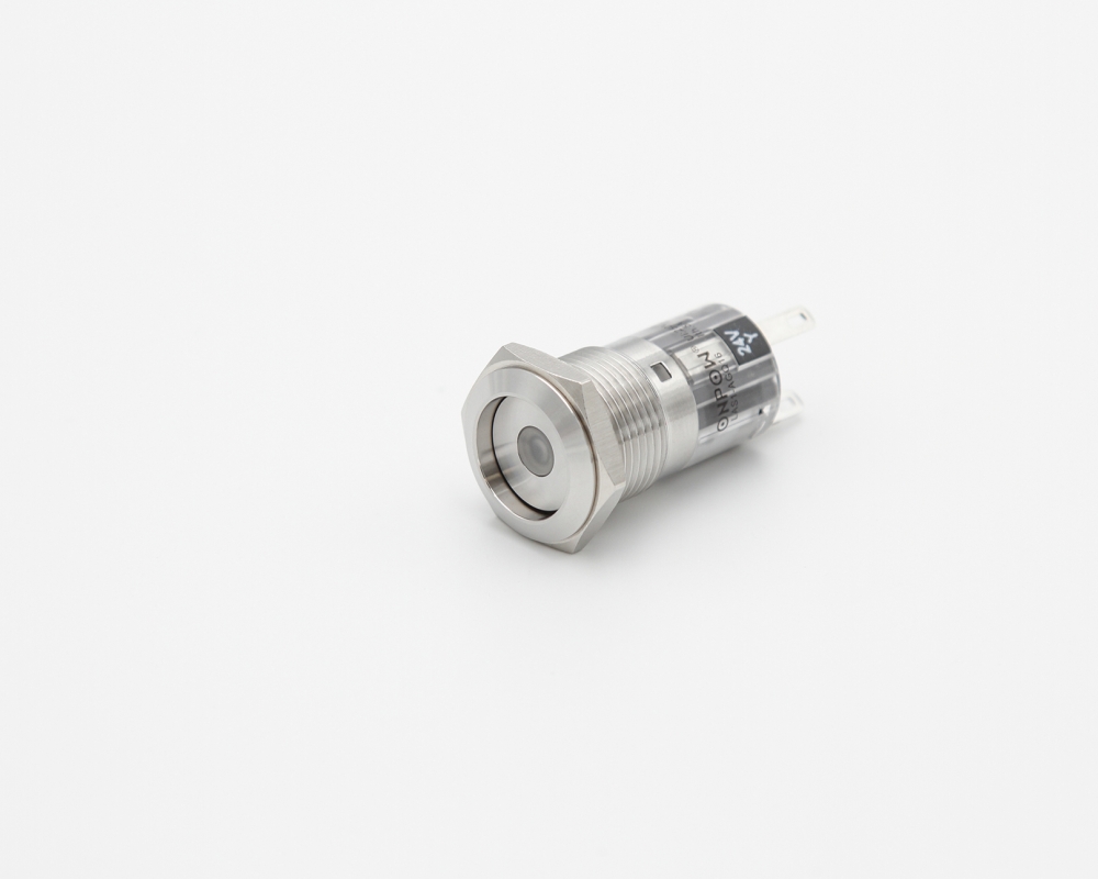Кнопка металлическая ONPOW LAS1-AGQ16-11ZD/Y/24V/S/P в нажатом состоянии