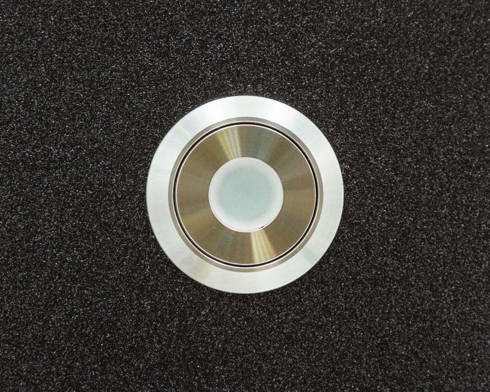 Антивандальная металлическая кнопка ONPOW GQ22-11D/W/24V/S в корпусе