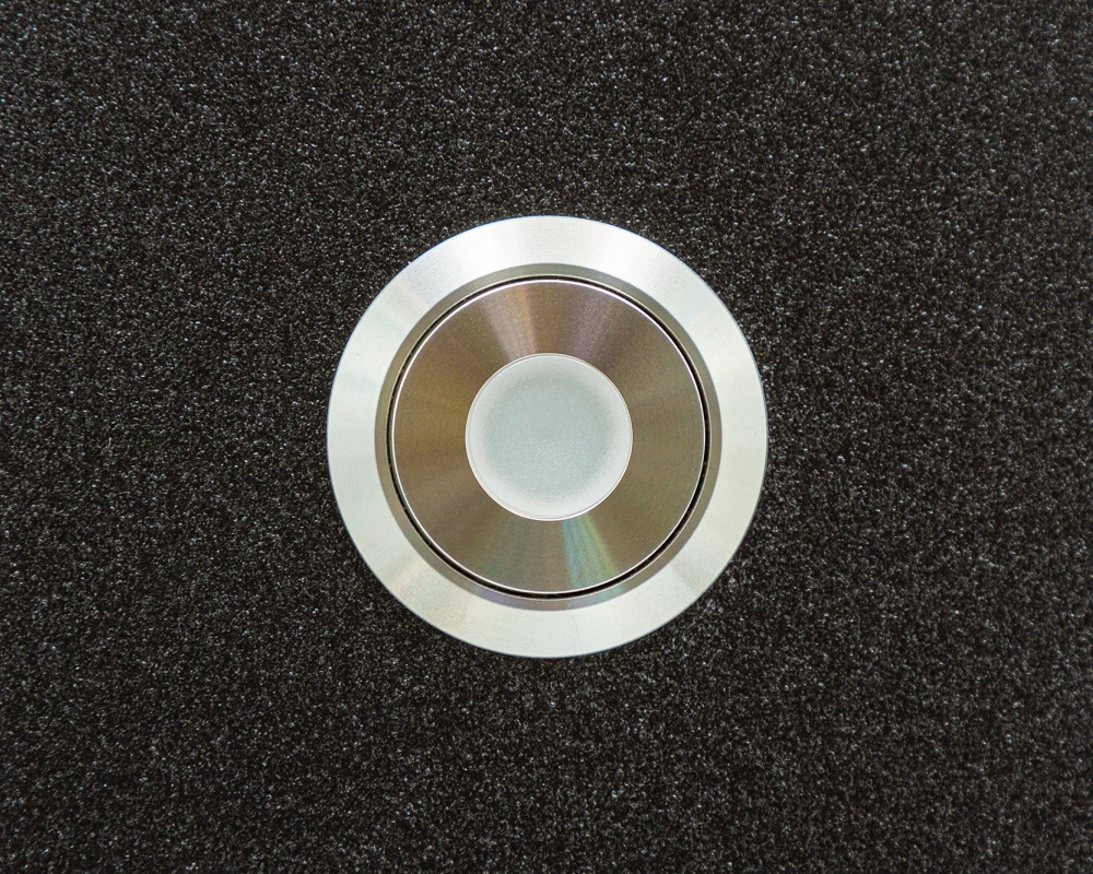 Антивандальная металлическая кнопка ONPOW GQ22-11D/Y/24V/S в корпусе